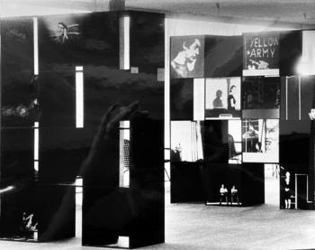 Image Credit: Installationsansichten der Ausstellung »Fotografiertes Theater auf Kleinen Bühnen« mit Fotografien von Renate von Mangoldt im Foyer der Akademie der Künste Berlin, 12.11.–28.12.1964