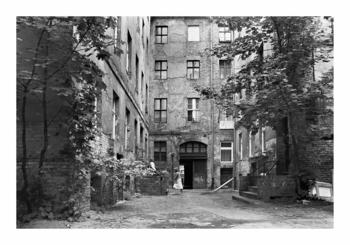 Hinterhof, Berlin-Prenzlauer Berg. Fotografie von Harald Hauswald, 1985.